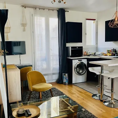Beautiful Near Canal Saint-denis Париж